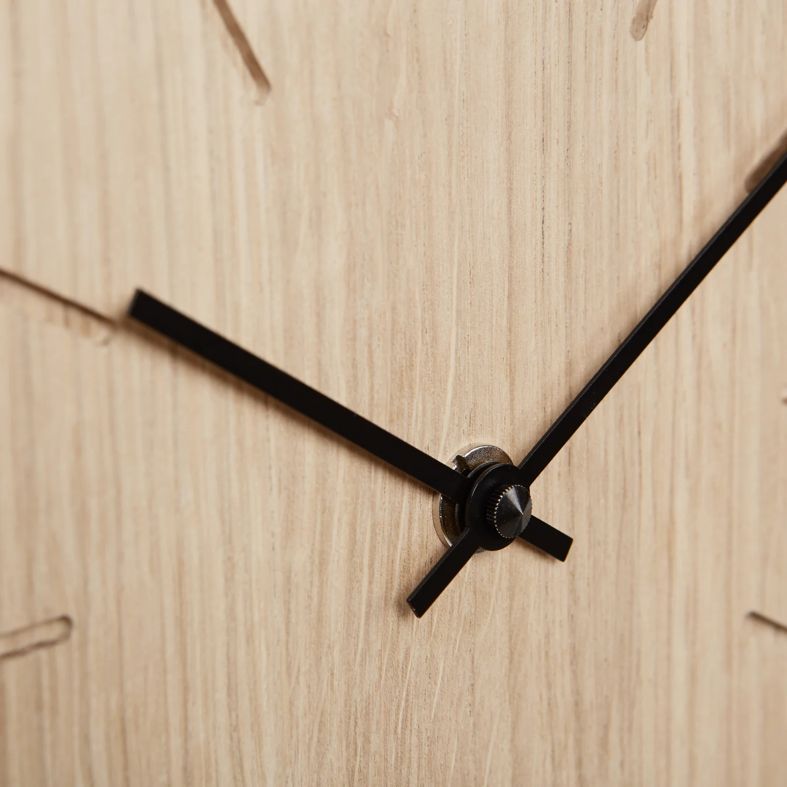 Minimalistische Tisch- und Wanduhr aus massivem Holz - Beam - Natuhr® - Image 12
