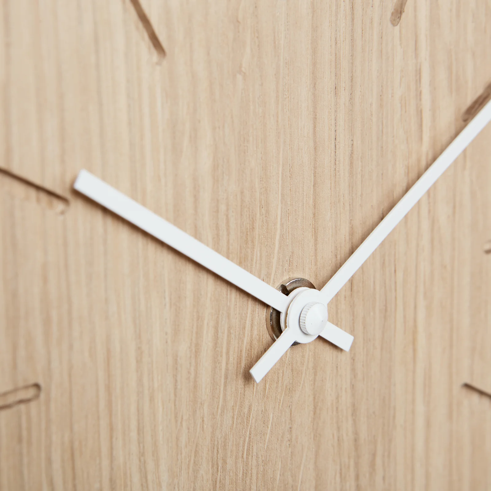 Minimalistische Tisch- und Wanduhr aus massivem Holz - Beam - Natuhr® - Image 15