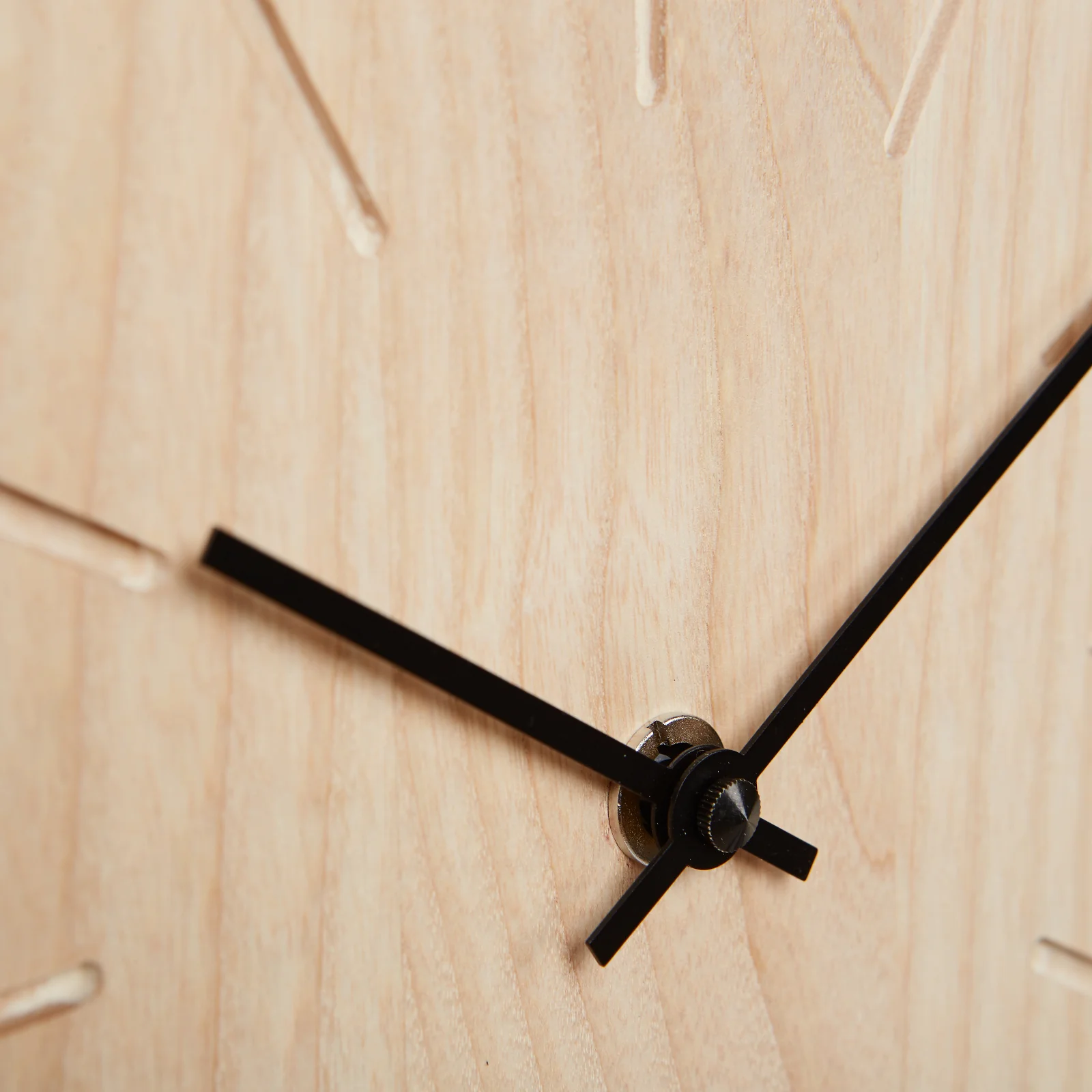 Minimalistische Tisch- und Wanduhr aus massivem Holz - Beam - Natuhr® - Image 6
