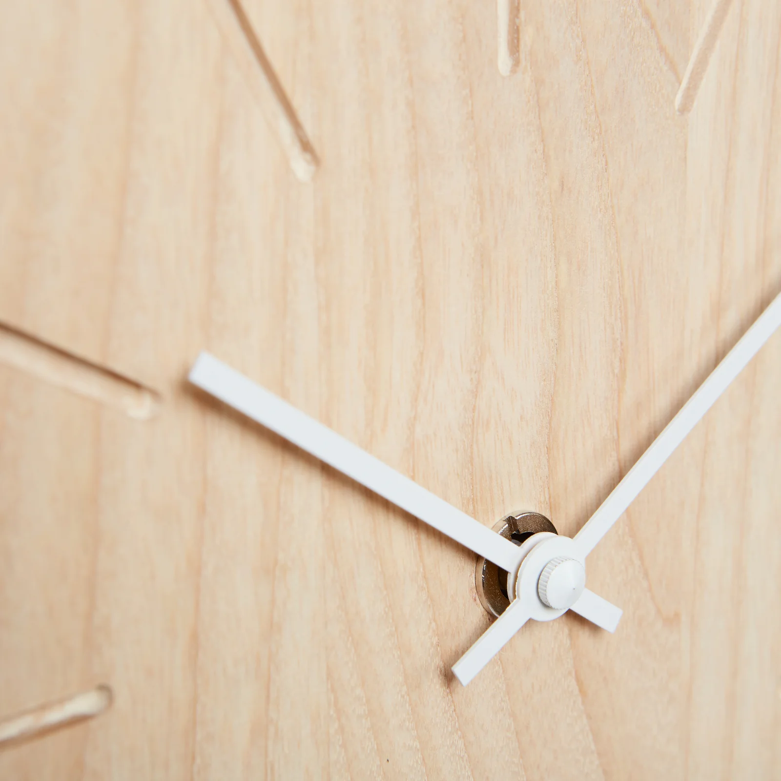 Minimalistische Tisch- und Wanduhr aus massivem Holz - Beam - Natuhr® - Image 9